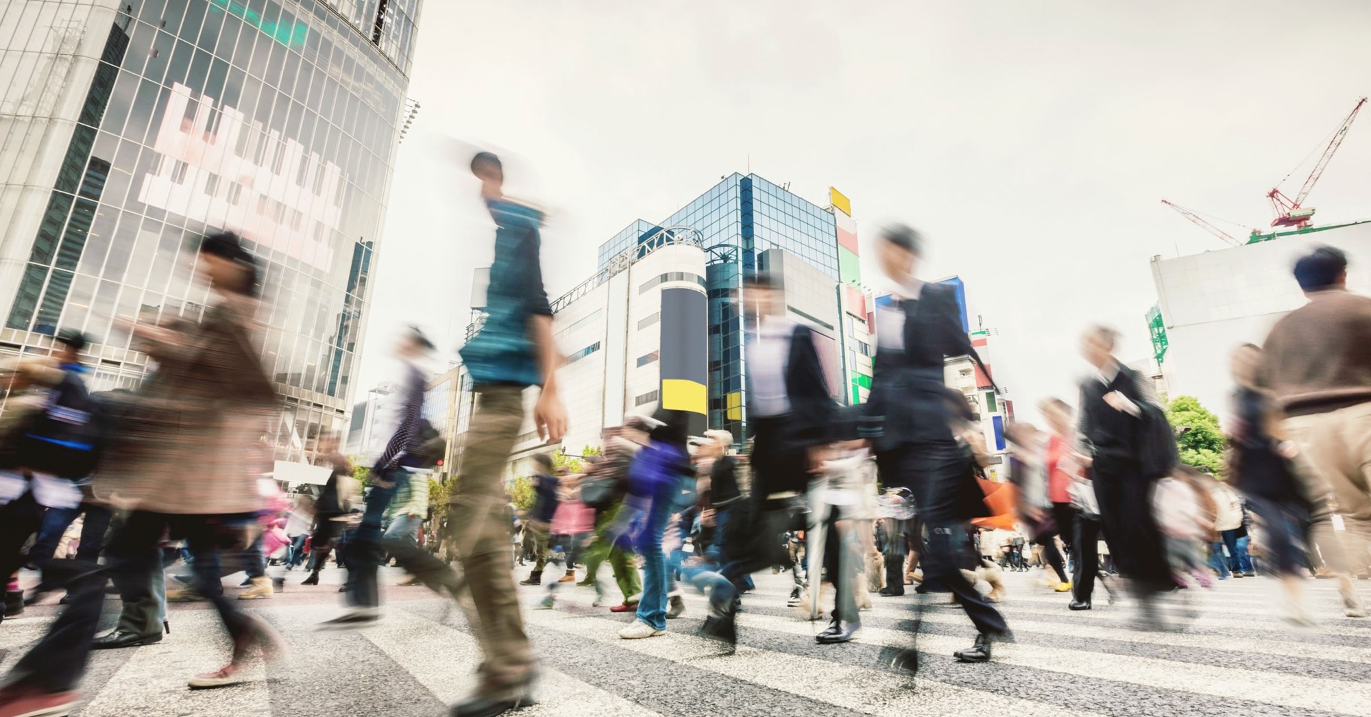 Bank march. Человек в большом городе. Толпа людей на улице фото снизу. Токио пешеходный переход. Пешеходный переход в Токио голограмма.