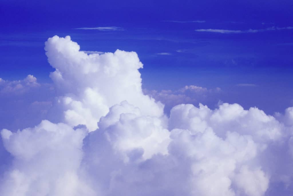Photo de nuages, pour illustrer le concept de cloud computing (parfois traduit en français par : informatique dans les nuages).