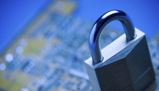 Adoptez une stratégie gagnante face aux cybermenaces et aux risques liés à la confidentialité et à la sécurité