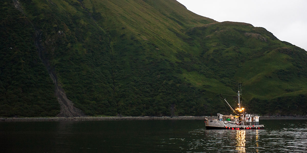 Photo d'un bateau dans un paysage naturel en Alaska