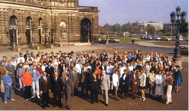 SAP-Mitarbeiter vor der Semperoper in Dresden kurz nach der Wiedervereinigung.