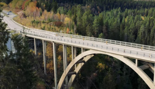 Eine Brücke warnt mithilfe von IoT-Sensoren vor drohenden Schäden