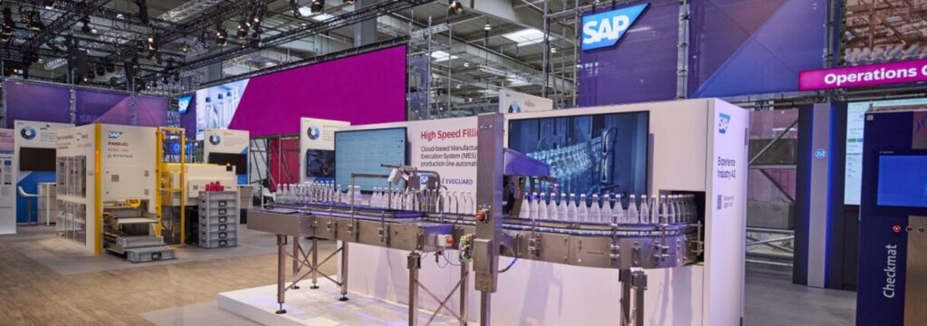 Hannover Messe Messestand von SAP mit einem praktischen Beispiel für Hochgeschwindigkeitsabfüllanlagen.