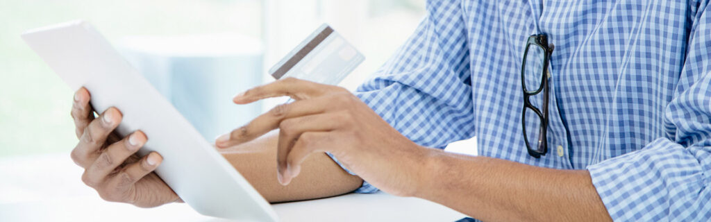 Mann mit einem Tablet beim Online Einkauf