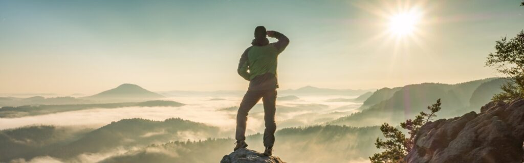 Mann Genießen Sie den Berg Blick.