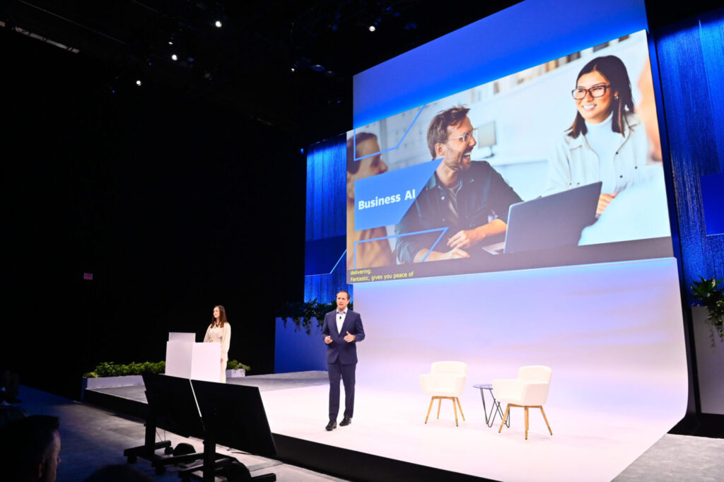 Daniel Beck und Nadja Ericsson von SAP auf der Bühne der SAP Sapphire Orlando.