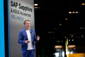 SAP 사파이어 행사에서 혁신 제품을 공개하는 크리스천 클라인 회장