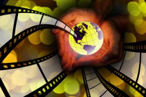 지속가능한 영화 제작을 상징하는 필름과 지구