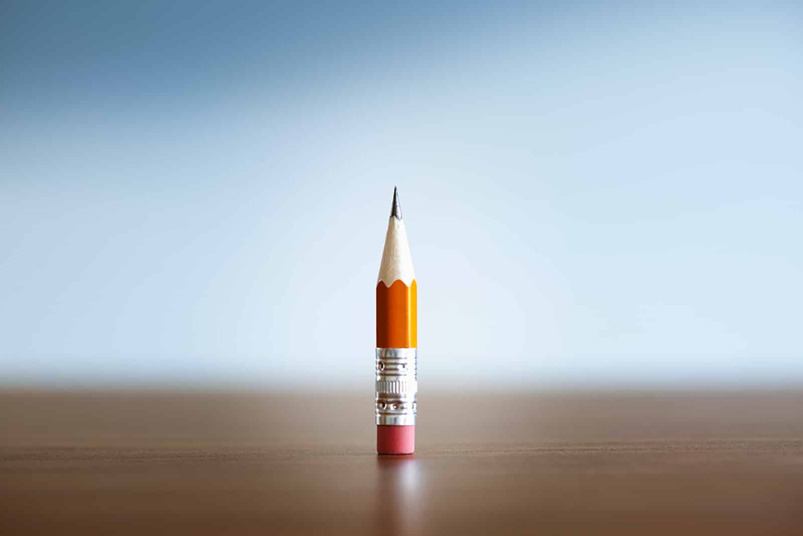 책상 위에 서 있는 몽당 연필