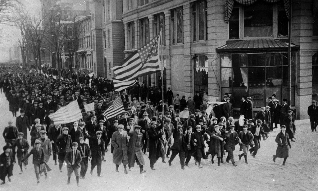 1912년 시가지를 행진 중인 로렌스 파업 노동자 시위대