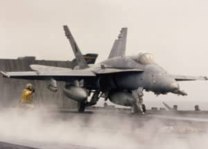 F/A-18C 호넷 전투기 비행을 허가하는 장교