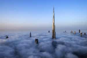 두바이 안개를 뚫고 보이는 고층 건물