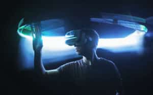 가상현실(VR) 세상을 체험 중인 남자