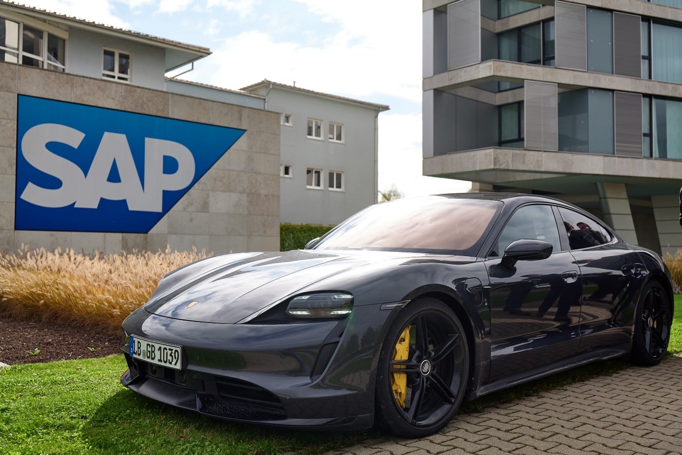 SAP 본사 건물 앞에 주차한 포르쉐 자동차