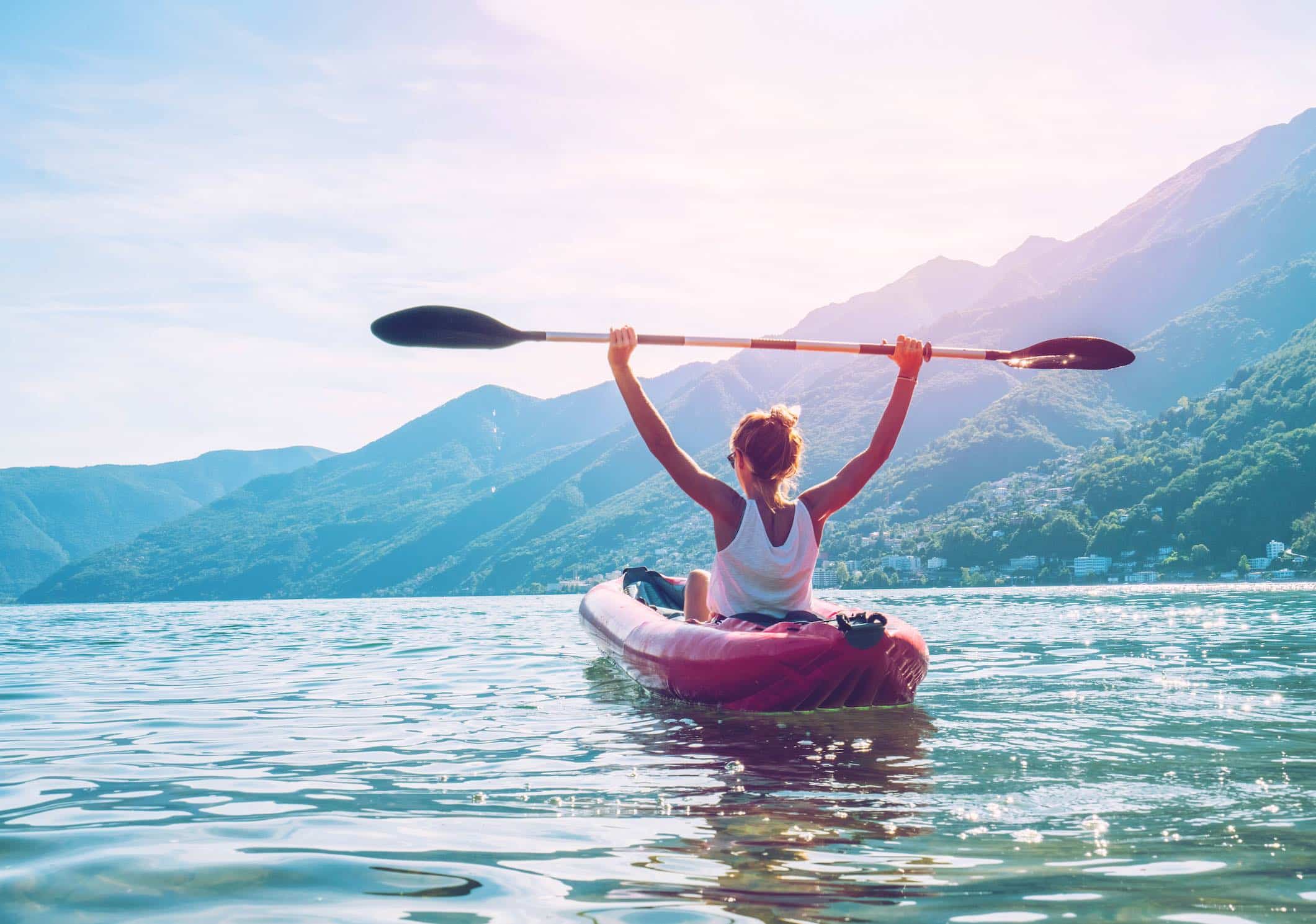 호수 위에서 카누를 타며 자유를 만끽하는 젊은 여성