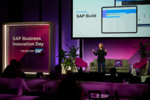 SAP 테크에드에서 혁신을 발표하는 줄리아 화이트 최고 마케팅 책임자