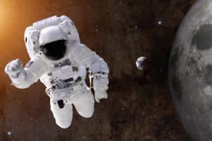 달 근처에서 유영 중인 우주비행사