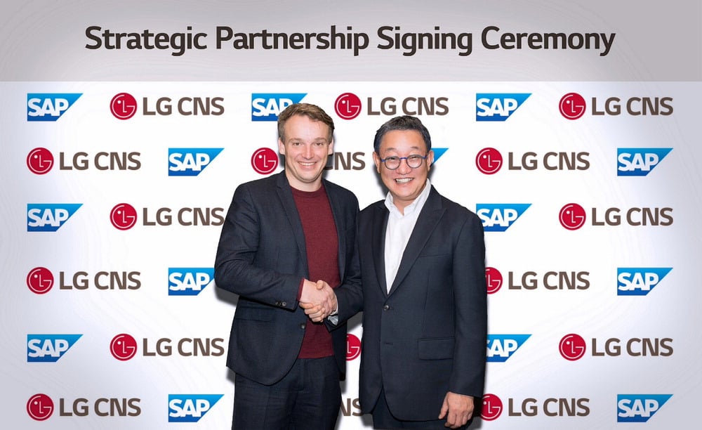 지난 10일 독일 SAP 본사에서 LG CNS 현신균 대표(오른쪽)가 크리스찬 클라인 SAP CEO와 전략적 파트너십을 맺은 뒤 기념촬영을 하고 있다. 【사진 제공=LG CNS】