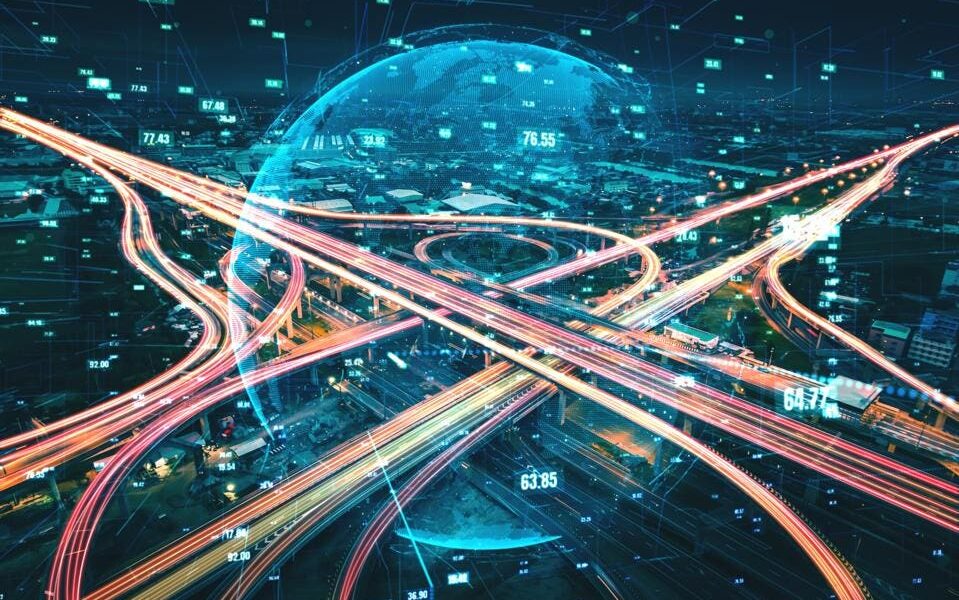 글로벌 공급망 혁신을 상징하는 지구와 연결된 도로