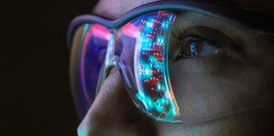 사이버보안의 미래 - 안경에 반사된 회로기판 이미지