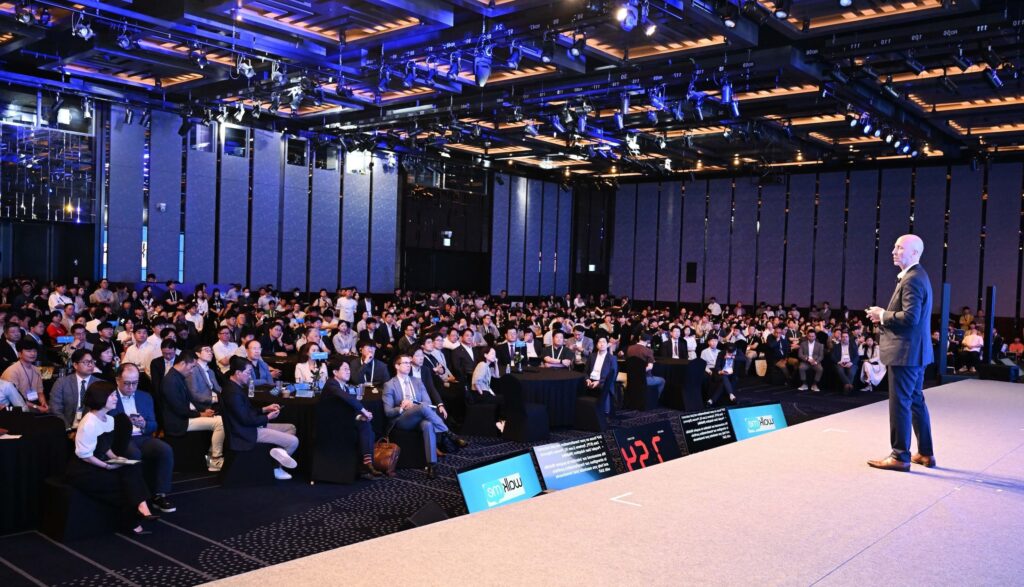 SAP NOW Korea 2024에서 오프닝 기조연설 중인 스콧 러셀(Scott Russell) SAP 본사 최고매출책임자