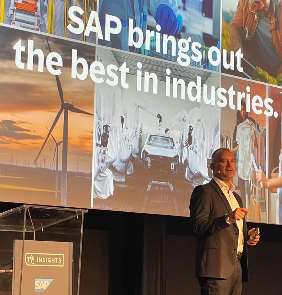 최근 비엔나에서 열린 SAP 장치산업 및 천연자원 컨퍼런스에서 기조연설 중인 스벤 데네켄(Sven Denecken) SAP 산업 및 고객경험(CX) 총괄 마케팅 및 솔루션 책임자