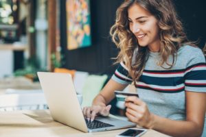 vrouw kan dankzij e-commercetransformatie online shoppen via laptop