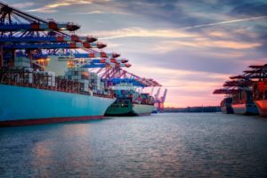 Containerschip in Suezkanaal die hele leveranciersketen raakt
