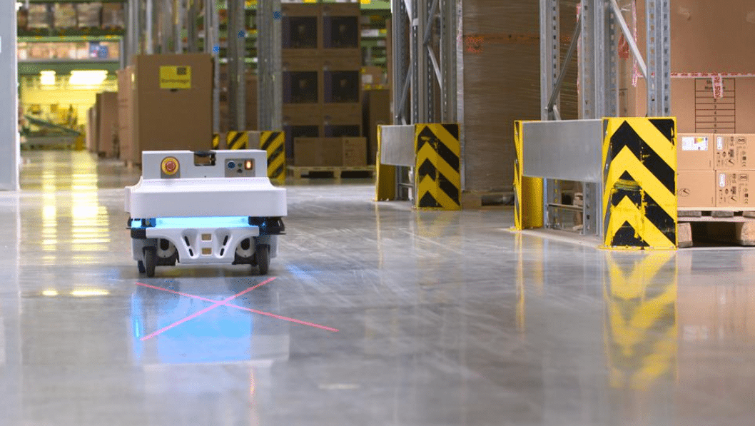 Robot in Bechtle warehouse