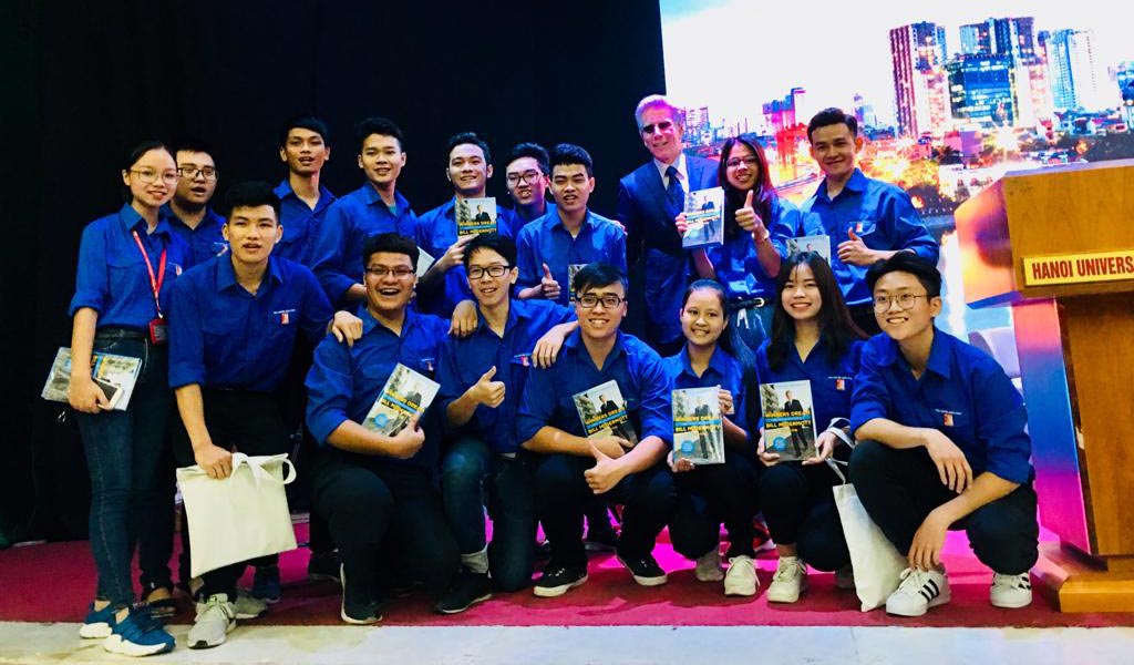 SAP CEO Bill McDermott and students at Hanoi University of Science and Technology
